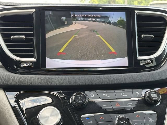 Used 2024 Chrysler Pacifica Touring-L FWD image 18