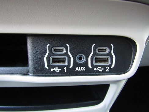 Used 2023 Chrysler Pacifica Touring-L image 19