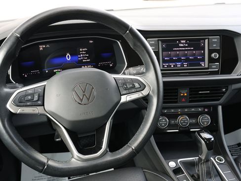 Used 2024 Volkswagen Jetta SE FWD image 16