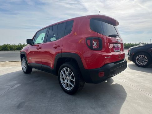 Used 2023 Jeep Renegade Latitude AWD/4WD image 7