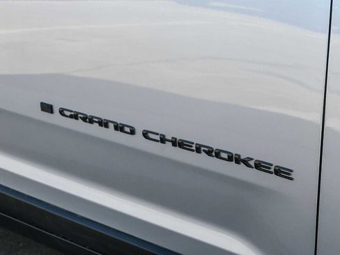 New 2025 Jeep Grand Cherokee Altitude image 11