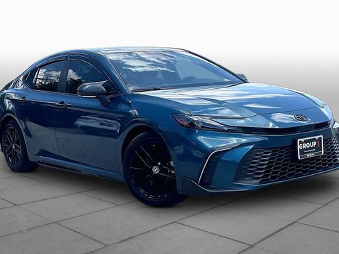 Used 2025 Toyota Camry SE w/ Convenience Package FWD image 3