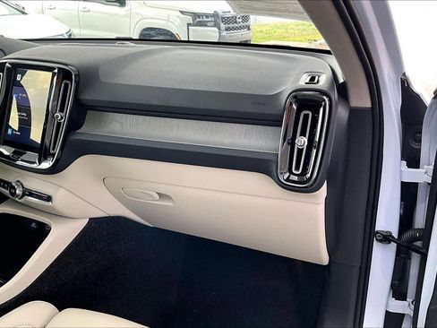 Used 2025 Volvo XC40 B5 Ultra w/ Climate Package image 19