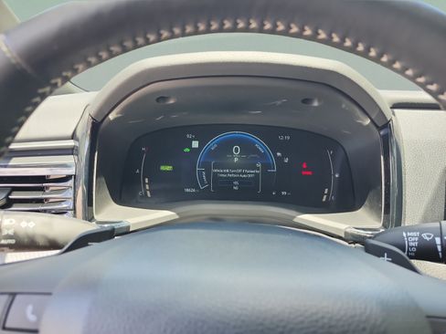 Used 2025 Toyota Camry SE w/ Convenience Package FWD image 10
