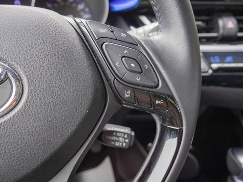 Used 2020 Toyota C-HR XLE FWD image 22