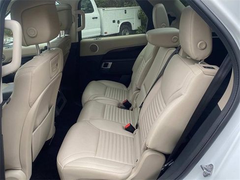 Used 2021 Land Rover Discovery S image 9