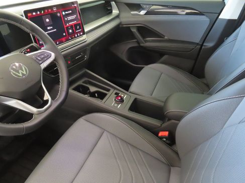 New 2026 Volkswagen Tiguan SE FWD image 21