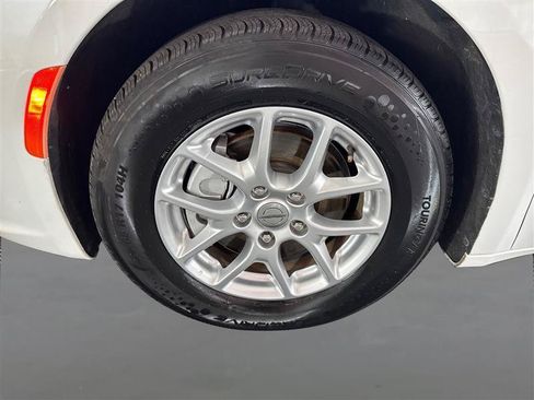 Used 2023 Chrysler Pacifica Touring-L FWD image 23