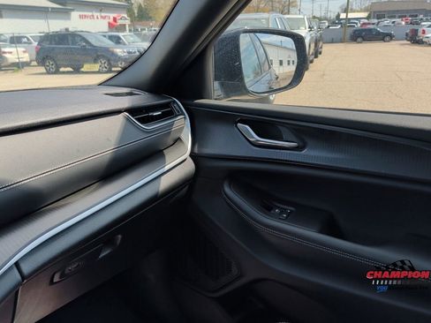 Used 2025 Jeep Grand Cherokee 4WD image 26