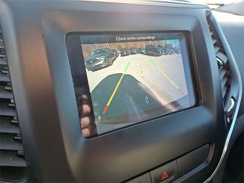 Used 2020 Jeep Cherokee Latitude Plus w/ Comfort/Convenience Group image 18