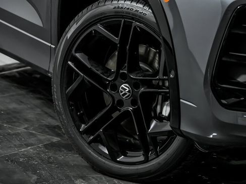 Used 2025 Volkswagen Tiguan SE R-Line image 3