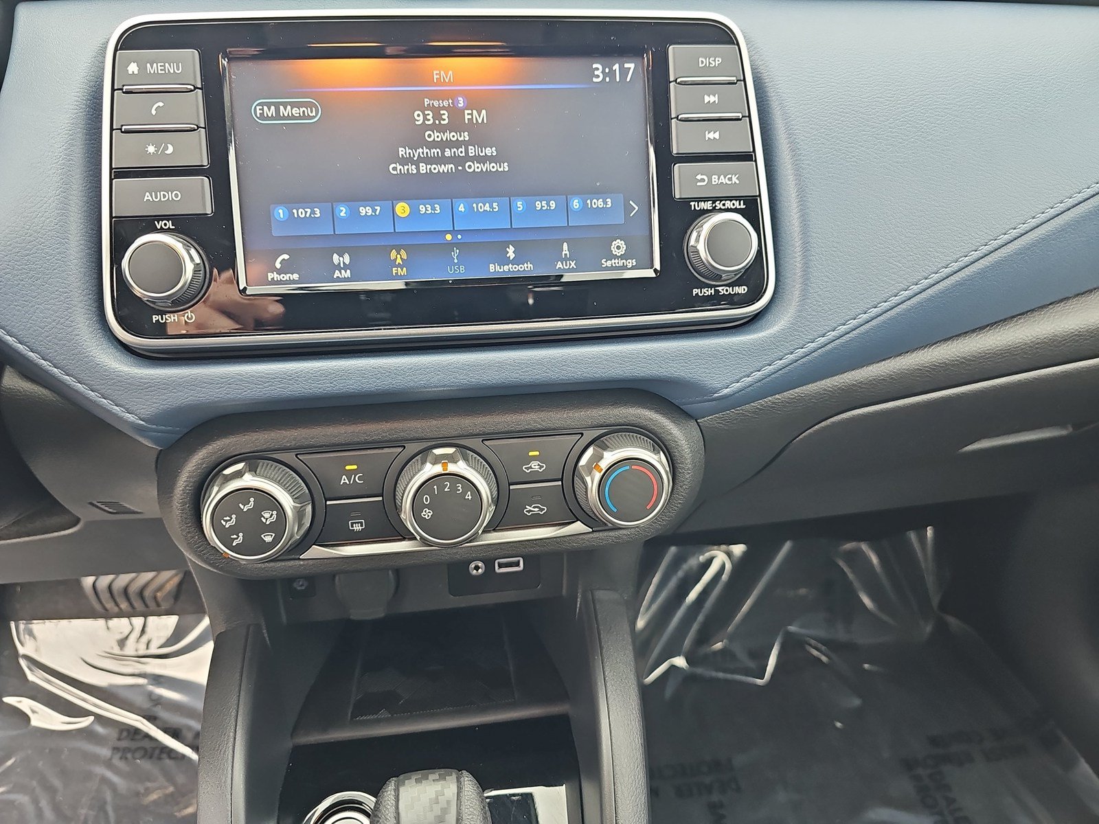 Used 2025 Nissan Versa SV w/ Trunk Package FWD image 17