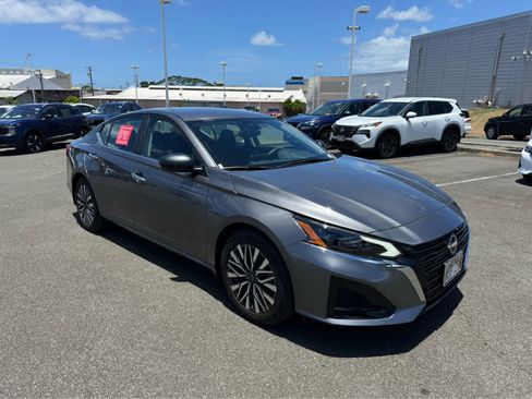 Used 2024 Nissan Altima 2.5 SV FWD image 2