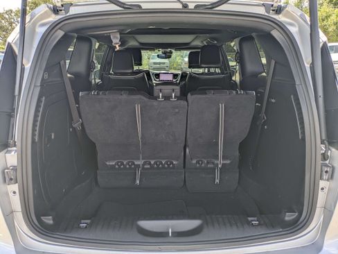 Used 2022 Chrysler Pacifica Limited w/ Uconnect Theater Family Group FWD image 12