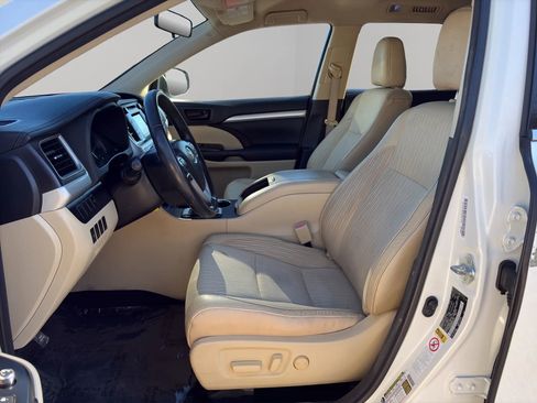 Used 2015 Toyota Highlander Plus FWD image 9