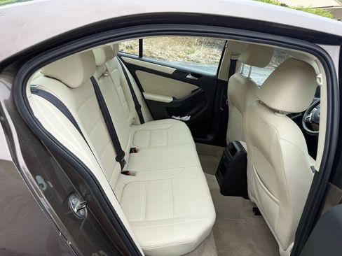 Used 2011 Volkswagen Jetta SE FWD image 12