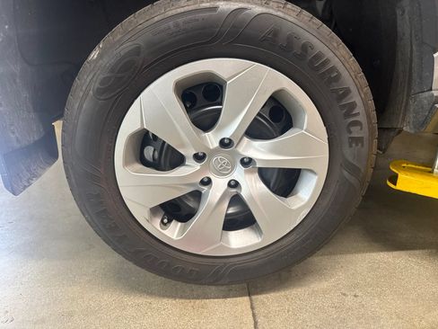 Used 2021 Toyota RAV4 LE FWD image 2
