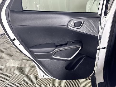 Used 2025 Kia Soul LX w/ LX Technology Package FWD image 18