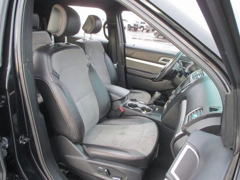 Used 2017 Ford Explorer XLT w/ Equipment Group 202A image 19