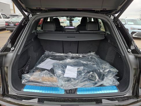 New 2026 Audi SQ5 Prestige image 8