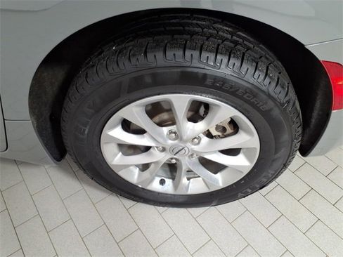 Used 2023 Chrysler Pacifica Touring-L image 8