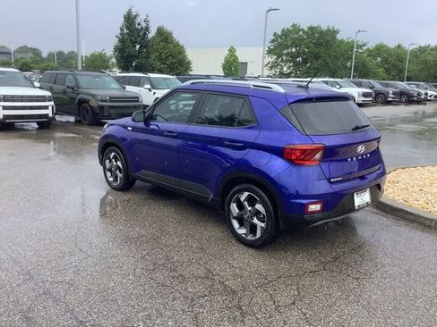 Certified 2025 Hyundai Venue SEL FWD image 3