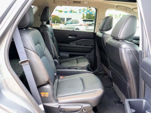 Used 2024 Nissan Pathfinder SL w/ SL Premium Package FWD image 10