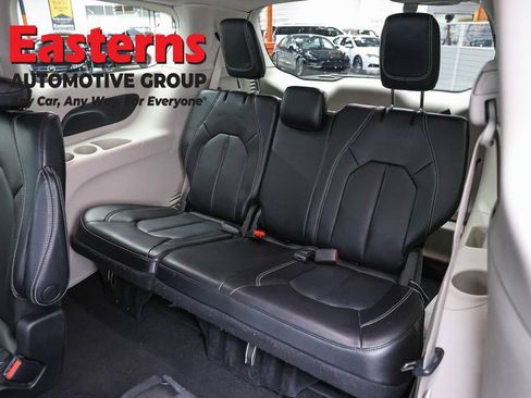 Used 2023 Chrysler Pacifica Touring-L FWD image 22