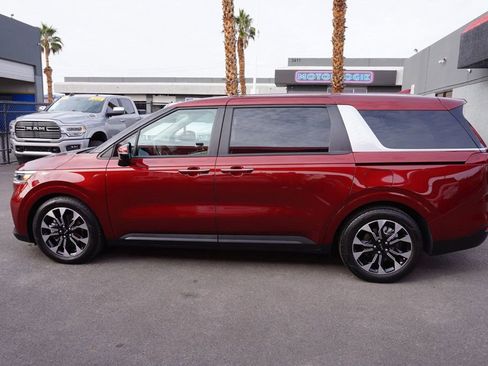 Used 2022 Kia Carnival EX image 3