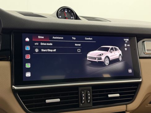 Certified 2023 Porsche Cayenne Platinum Edition image 44