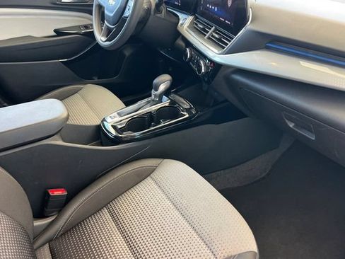 Used 2025 Chevrolet Trax LT FWD image 19