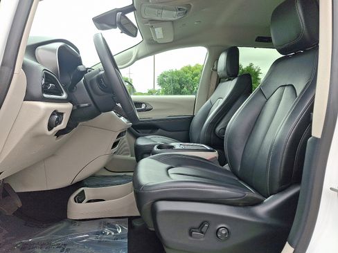 Used 2024 Chrysler Pacifica Touring-L image 15