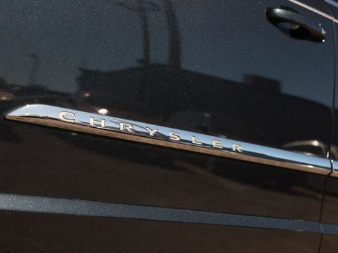 Used 2014 Chrysler Town & Country Touring FWD image 38