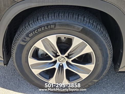 Used 2021 Toyota Highlander XLE FWD image 17