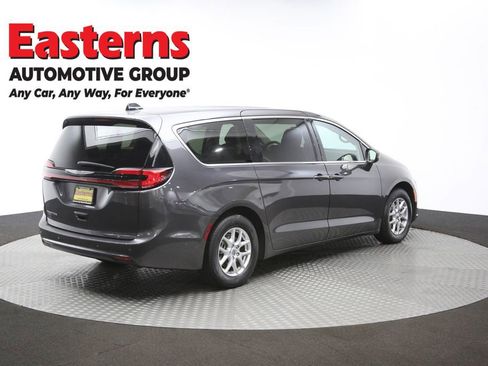 Used 2023 Chrysler Pacifica Touring-L image 42