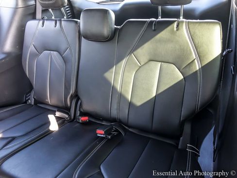 Used 2025 Chrysler Pacifica Select image 16