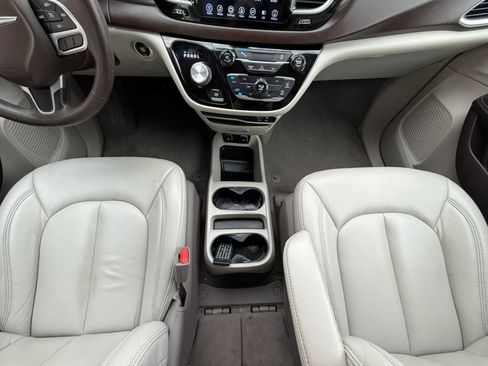 Used 2017 Chrysler Pacifica Touring FWD image 49