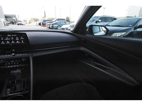 Certified 2025 Hyundai Elantra SEL FWD image 12