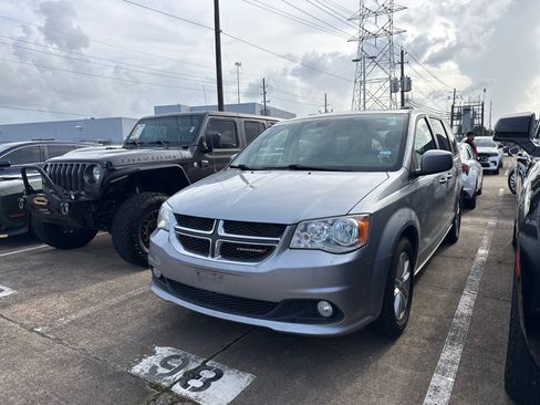 Used 2019 Dodge Grand Caravan SXT FWD image 4