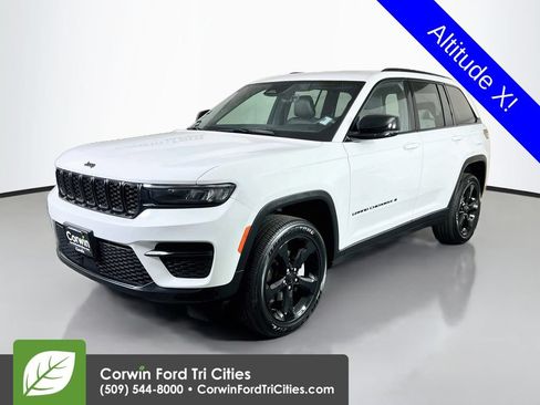 Used 2025 Jeep Grand Cherokee Altitude AWD/4WD image 5