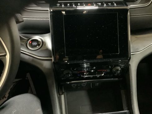 Used 2023 Jeep Grand Cherokee L Laredo image 27