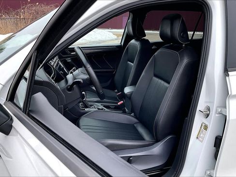 Used 2022 Volkswagen Tiguan SE R-Line image 9