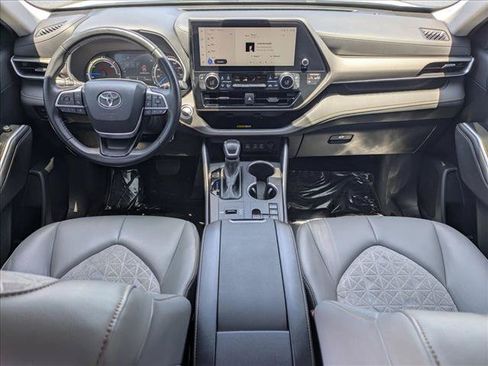 Used 2023 Toyota Highlander Bronze Edition FWD image 18