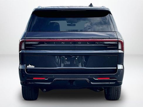 Used 2025 Lincoln Navigator Reserve AWD/4WD image 7