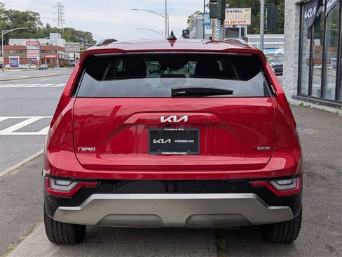 Used 2024 Kia Niro SX Touring image 7