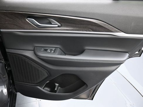 New 2025 Jeep Grand Cherokee Limited image 18