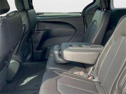 New 2026 Chrysler Pacifica Select image 36