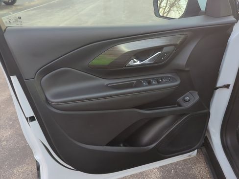 Used 2023 GMC Terrain SLE w/ Driver Convenience Package image 11