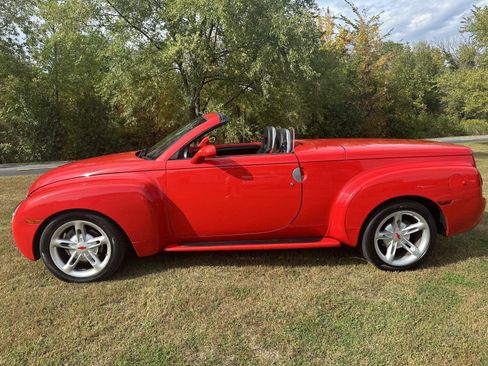 Used 2004 Chevrolet SSR LS w/ Preferred Equipment Group image 9