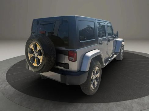 Used 2017 Jeep Wrangler Unlimited Sahara AWD/4WD image 7